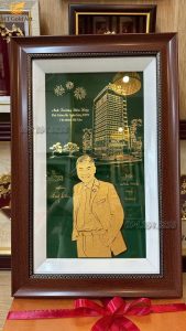 Quà tặng sếp độc lạ anh trương hữu hiệp- phó giám đốc ngân hàng BIDV- chi nhánh Sài Gòn- tranh chân dung dát vàng