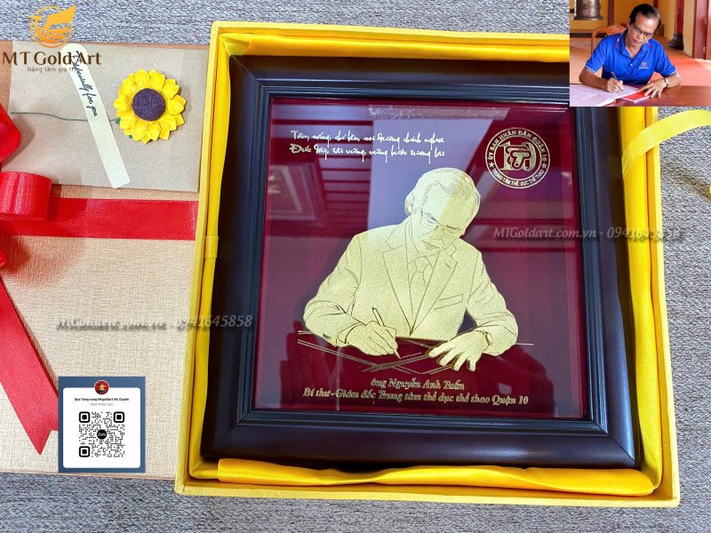 quà tặng lãnh đạo- tranh chân dung ông Nguyễn Anh Tuấn- Bí Thư- Giám Đốc trung tâm thể dục thể thao Quận 10