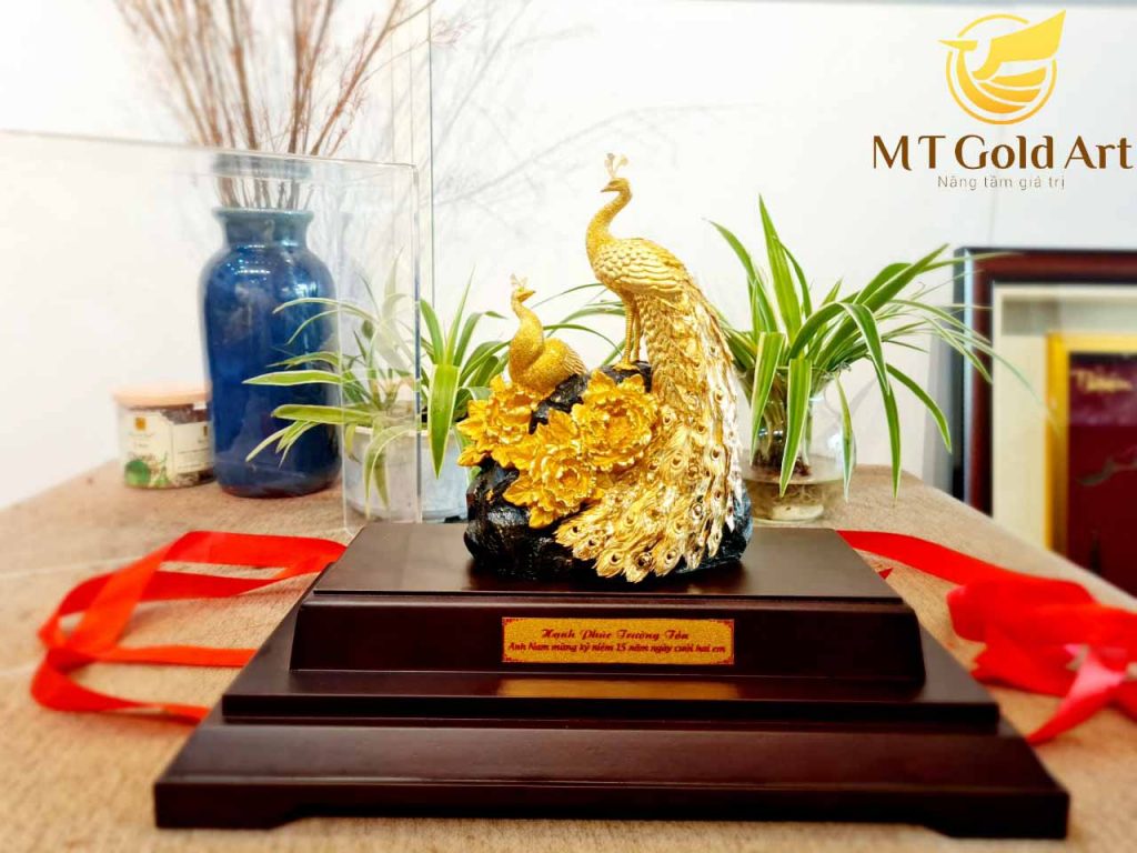 Tượng chim công và hoa mẫu đơn dát vàng (17x29x34cm) - Mẫu 6 quà tặng kỷ niệm 15 năm ngày cưới ý nghĩa