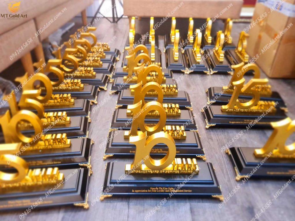150 Mô Hình Số Năm Thâm Niêm- Quà Tặng Tri Ân Nhân Viên Của CTCP Chứng Khoán Hồ Chí Minh HSC mô hình tượng số năm thâm niên- Quà tặng tri ân nhân viên dịp cuối năm HSC