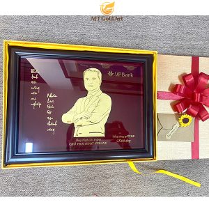 qua tang lanh dao doi tac ong Ngo Chi Dung Chu Tich HDQT VPBANK tranh chan dung dat vang3