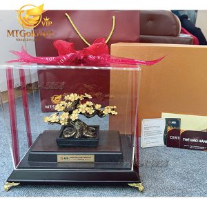 Quà tặng lãnh đạo khối CNTT Mbbank - chậu hoa mai ngũ phúc dát vàng