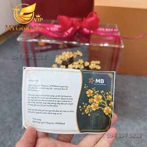 qua tang lanh dao khoi CNTT Mbbank chau mai ngu phuc dat vang2