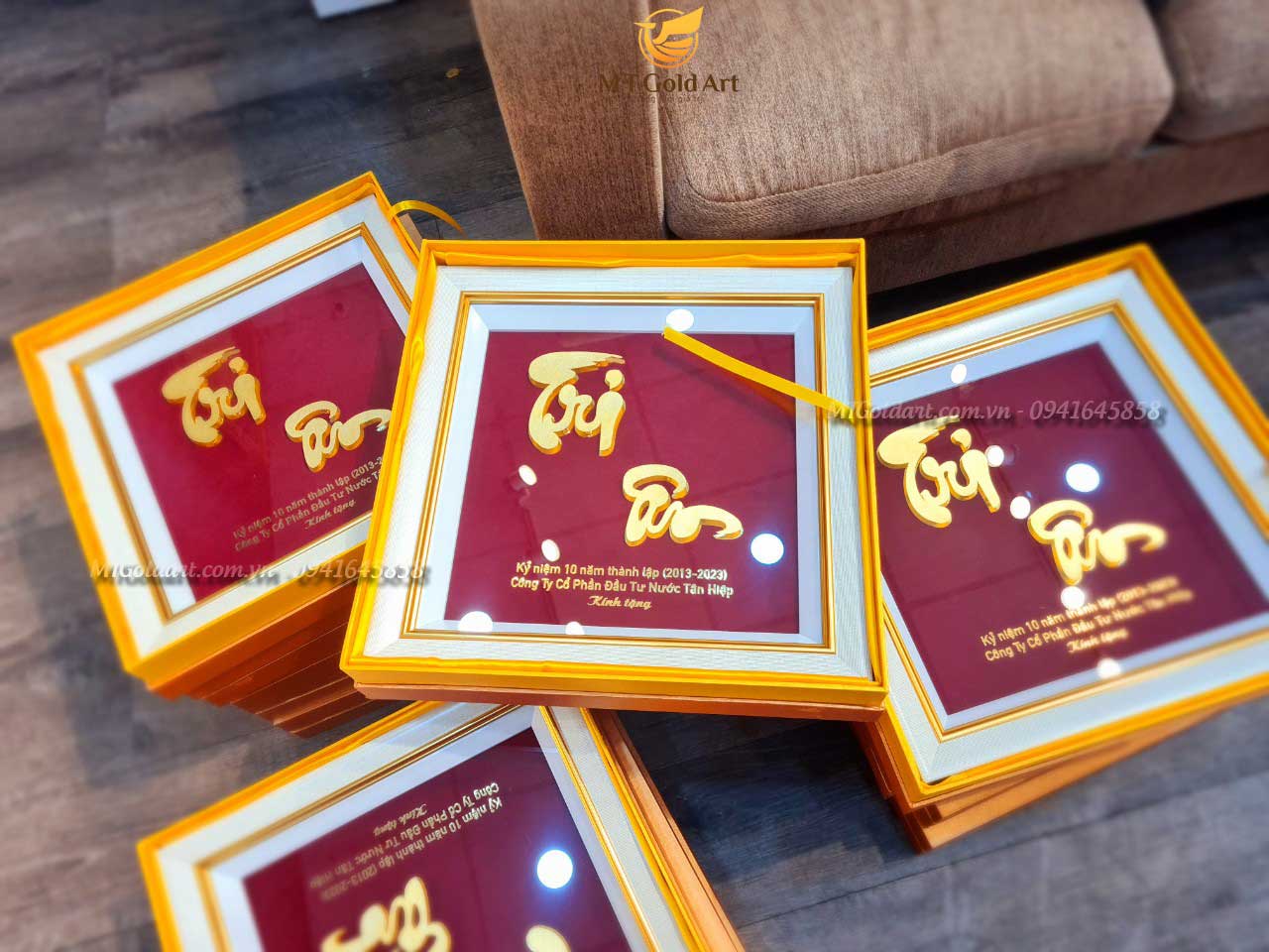 Quà tặng kỷ niệm thành lập công ty: Mách nhỏ 37+ món quà ý nghĩa tặng khách hàng, đối tác, sếp Tranh chữ Tri Ân- Quà tặng kỷ niệm 10 năm thành lập CTCP Đầu Tư Nước Tân Hiệp
