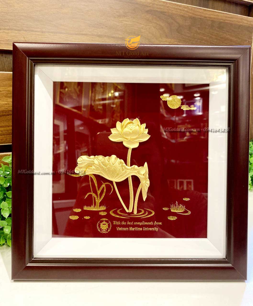 Quà tặng kỷ niệm thành lập công ty: Mách nhỏ 37+ món quà ý nghĩa tặng khách hàng, đối tác, sếp Tranh hoa sen- quà tặng đối tác nước ngoài ý nghĩa