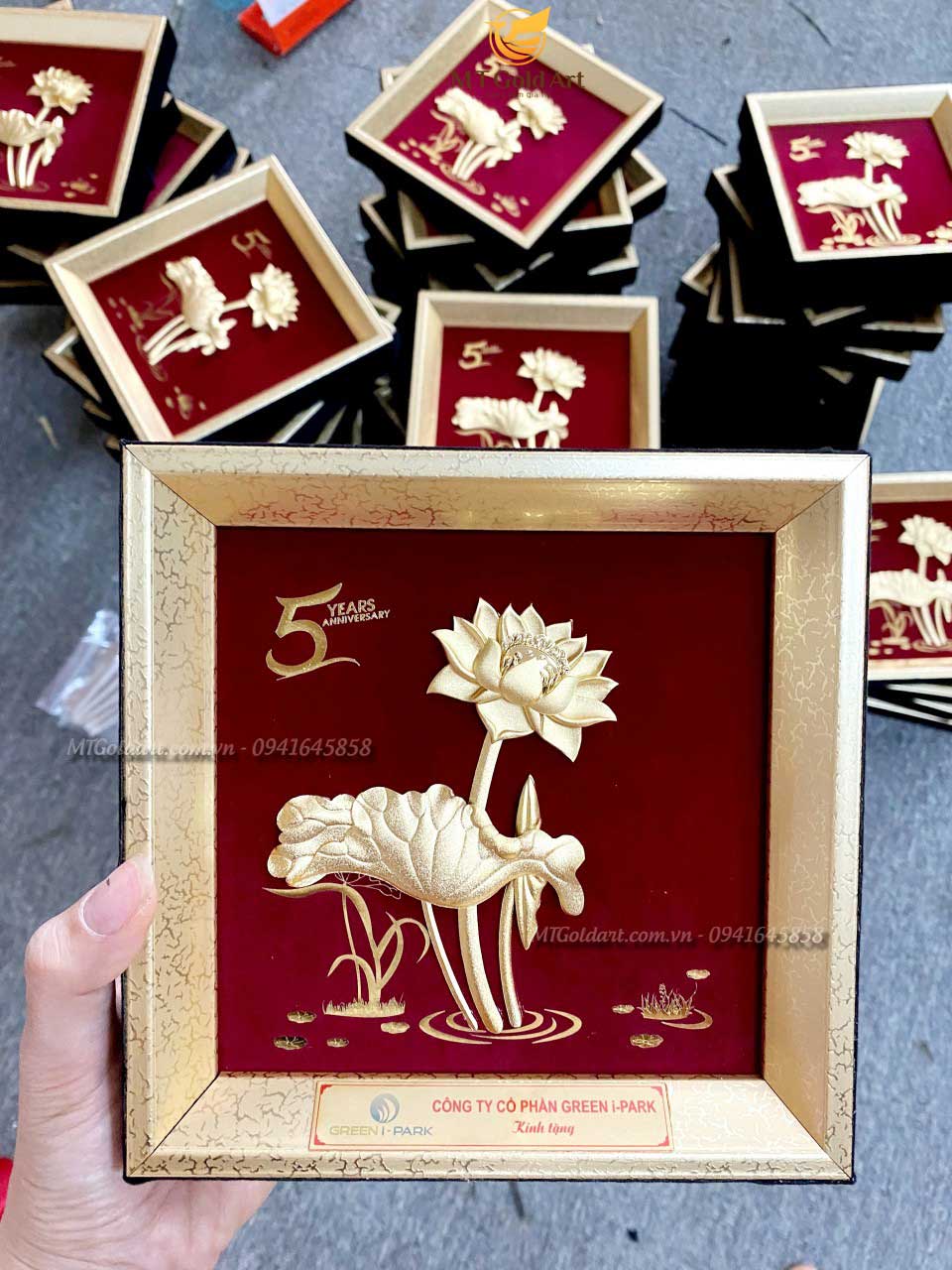 Quà tặng kỷ niệm thành lập công ty: Mách nhỏ 37+ món quà ý nghĩa tặng khách hàng, đối tác, sếp tranh hoa sen quà tặng kỷ niệm 5 năm thành lập CTCP Green-i-Park