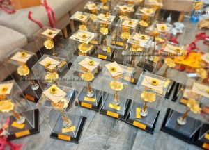 Quà 8/3 cho các nữ nguyên thủ quốc gia thành ủy hồ chí minh- lọ hoa sen vàng