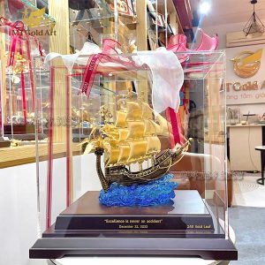 Quà tặng đối tác nước ngoài- thuyền thuận buồm xuôi gió dát vàng