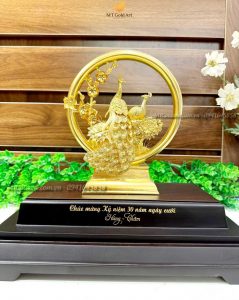quà tặng kỷ niệm 30 năm ngày cưới Hùng Châm- Tượng đôi chim công dát vàng