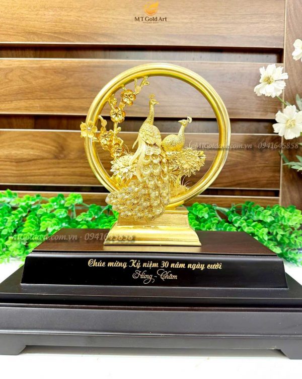quà tặng kỷ niệm 30 năm ngày cưới Hùng Châm- Tượng đôi chim công dát vàng