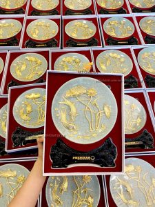 quà tặng doanh nghiệp ý nghĩa phenikaa- đĩa cá chép hoa sen