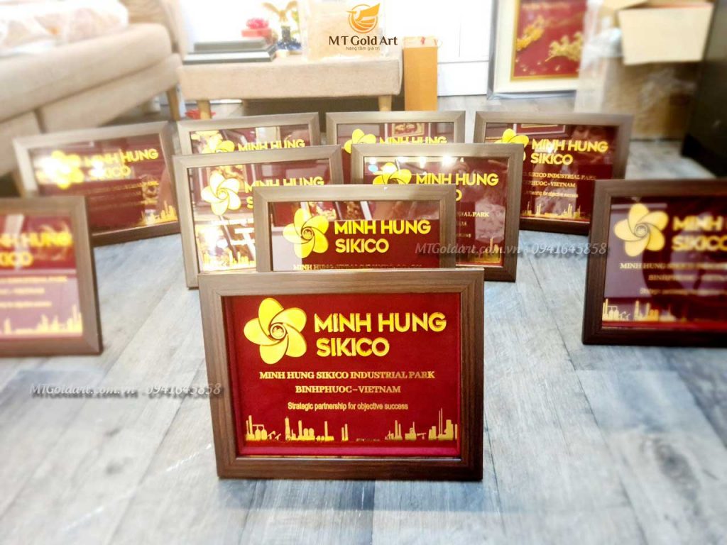 quà tặng đối tác nước ngoài công ty minh hưng sikico- tranh thiết kế theo yêu cầu
