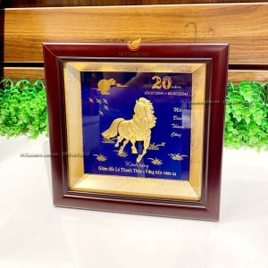 qua tang ky niem 20 nam thanh lap cong ty tranh ngua ma dao thanh cong1