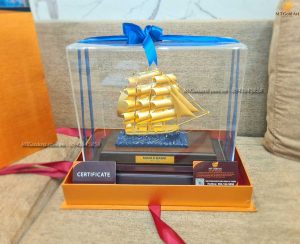 quà tặng khách hàng cao cấp- Nam Á Bank- mô hình thuyền dát vàng