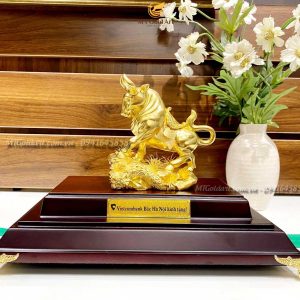 quà tặng khách hàng vip vietcombank- tượng trâu dát vàng