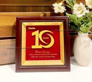 quà tặng kỷ niệm 10 năm thành lập công ty Denka Việt Nam- tranh thiết kế theo yêu cầu