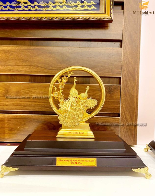 Quà Tặng Kỷ Niệm 30 Ngày Cưới Hải- Hoa- Tượng Đôi Chim Công Dát Vàng Dát Vàng quà tặng kỷ niệm 30 năm ngày cưới Hoa- Hải- Tượng đôi công nhân dát vàng