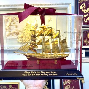 Mô hình thuyền buồm mạ vàng Mẫu 03 (Cỡ trung) qua tang chong y nghia mo hinh thuyen thuan buom xuoi gio huyen hau