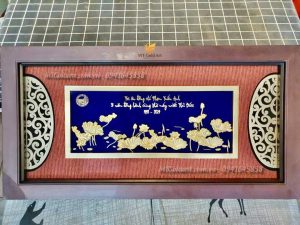 quà tặng sếp về hưu nhà máy nước thủ đức- tranh đầm hoa sen dát vàng