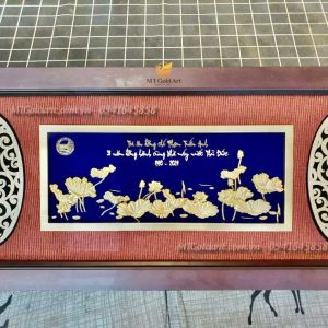 Tranh hoa sen dát vàng (42x81cm) qua tang sep ve huu nha may nuoc thu duc tranh hoa sen dat vang