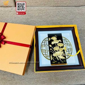 quà tặng sếp nữ về hưu công ty thí nghiệm điện miền nam- tranh hoa sen dát vàng