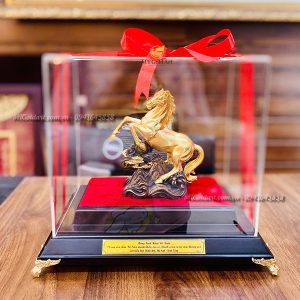 quà tặng sinh nhật bố- tượng ngựa chiến thắng dát vàng