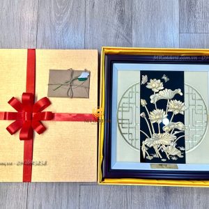 qua tang doi tac nuoc ngoai cong ty thai son nam tranh hoa sen dat vang1