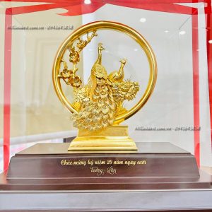 qua tang ky niem 20 nam ngay cuoi truong lam tuong doi cong nhan dat vang1