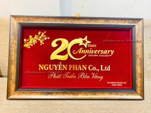 quà tặng kỷ niệm 20 năm thành lập công ty Nguyên Phan- tranh thiết kế theo yêu cầu