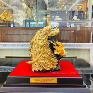 quà tặng kỷ niệm 50 năm ngày cưới bố mẹ- tượng đôi chim công dát vàng