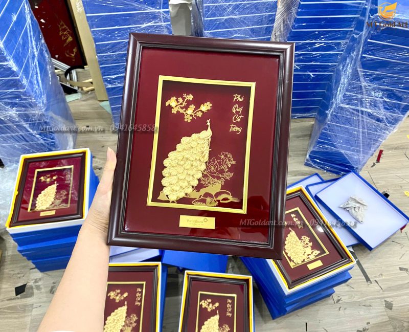 quà tết khách hàng vietinbank- tranh chim công hoa mẫu đơn dát vàng