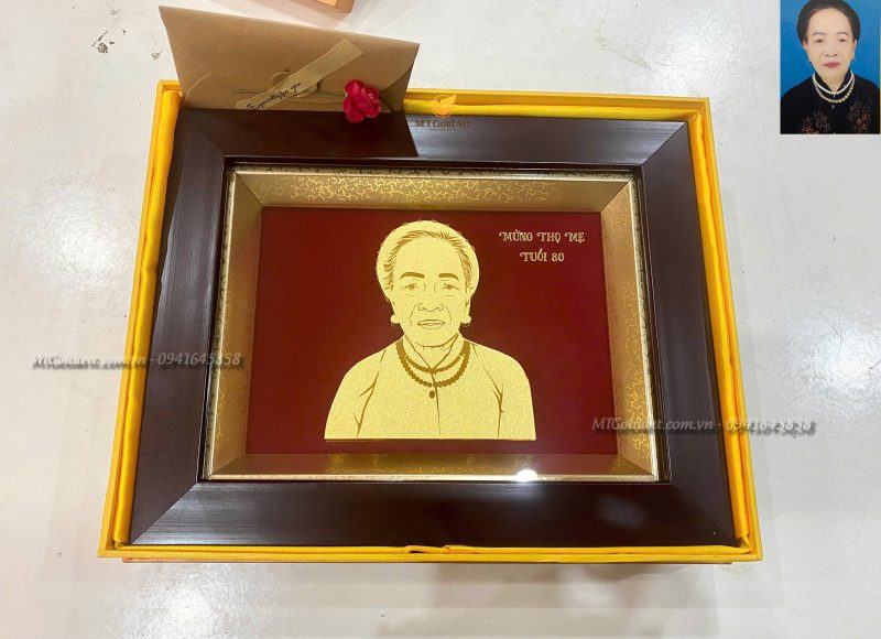 quà mừng thọ mẹ 80 tuổi- tranh chân dung mẹ dát vàng
