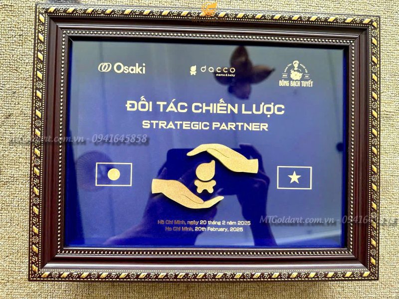 quà tặng đối tác chiến lược- tranh thiết kế the yêu cầu