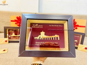 quà tặng đối tác nhật bản- TCA- tranh chợ bến thành dát vàng