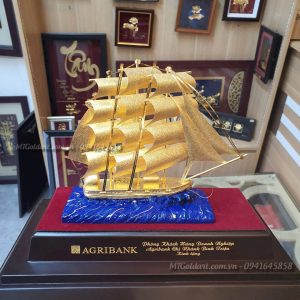 Mô hình thuyền buồm dát vàng 24K qua tang khach hang cao cap agribank mo hinh thuyen dat vang