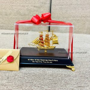 Mô Hình Thuyền thuận buồm xuôi gió dát vàng size s (14x20x11cm) qua tang ky niem 10 nam thanh lap cong ty Wawu mo hinh thuyen dat vang
