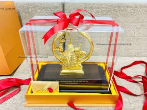 quà tặng kỷ niệm 30 năm ngày cưới anh chị- tượng đôi công nhẫ dát vàng