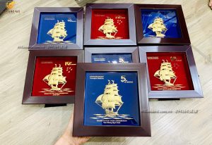 quà tặng nhân viên thâm niên- Vietlink Group- tranh thuyền thuận buồm xuôi gió dát vàng