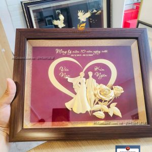 Tranh cô dâu chú rể dát vàng (24x24cm) qua ky niem 10 nam ngay cuoi tranh co dau chu re