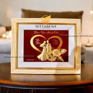 Tranh cô dâu chú rể dát vàng (24x24cm) qua ky niem ngay cuoi bo me thu thao cong binh tranh co dau chu re dat vang