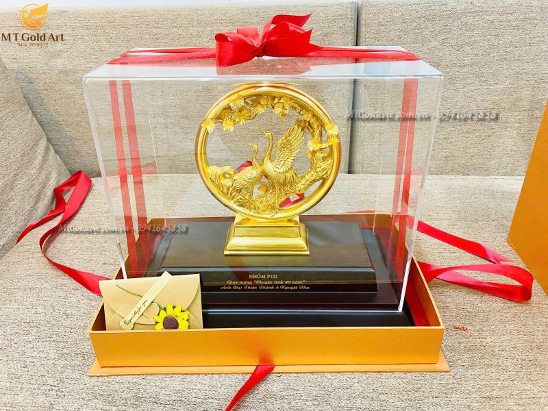 quà tặng kỷ niệm 40 năm ngày cưới thiện thanh- nguyệt thu- tượng tùng hạc hiên diên dát vàngv