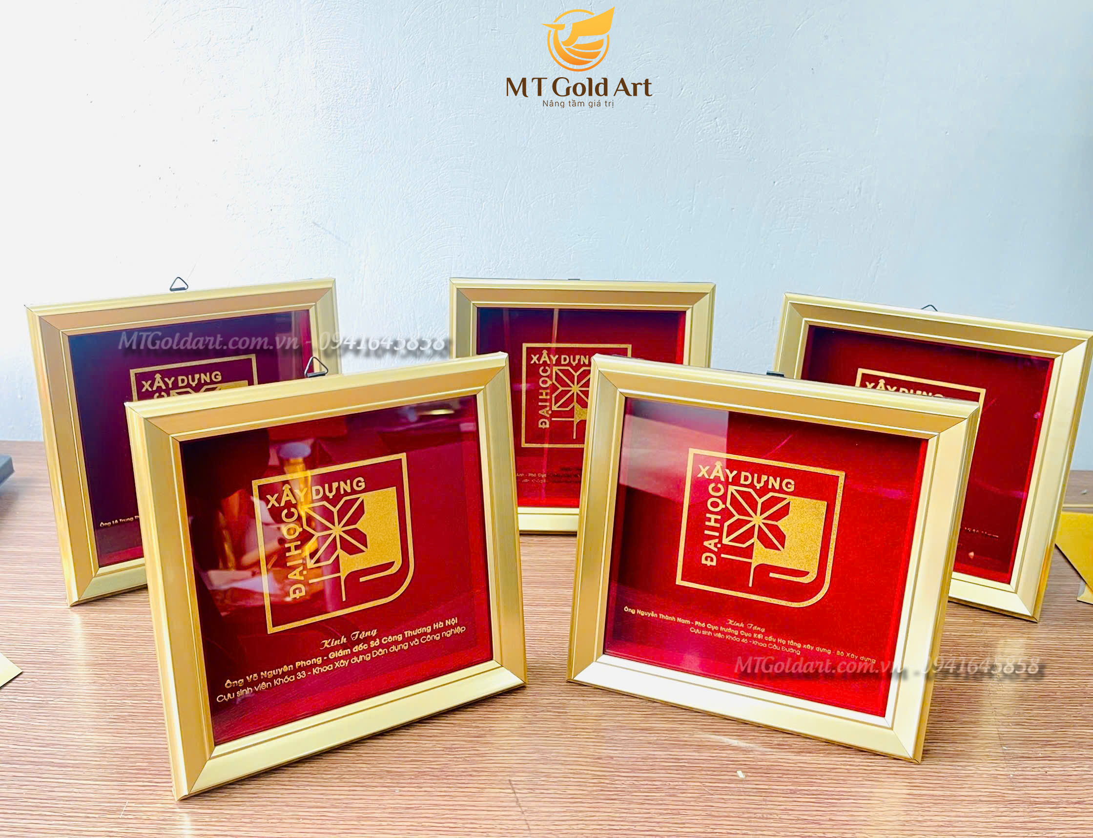 quà tặng lãnh đạo cao cấp-đai học xây dựng- tranh logo thiết kế theo yêu cầu
