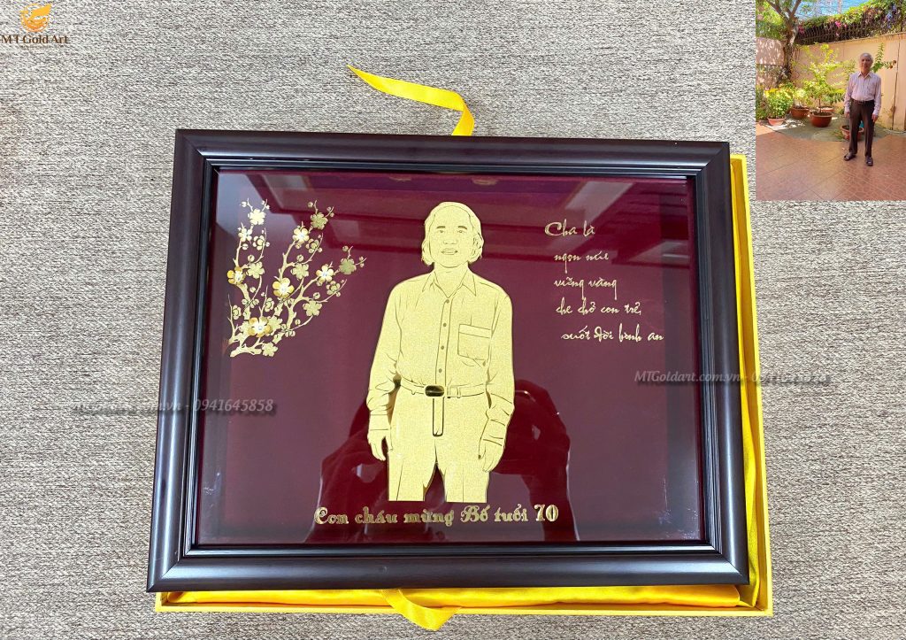 quà mừng thọ bố 70 tuổi- tranh chân dung bố dát vàng