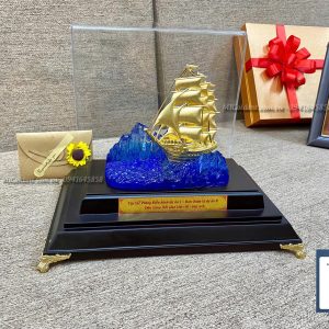 Mô hình thuyền buồm dát vàng 24k qua tang sep ban quan ly du an 8 mo hinh thuyen dart vang