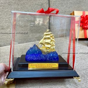 Mô hình thuyền buồm dát vàng 24k qua tang sep ban quan ly du an 8 mo hinh thuyen dart vang2
