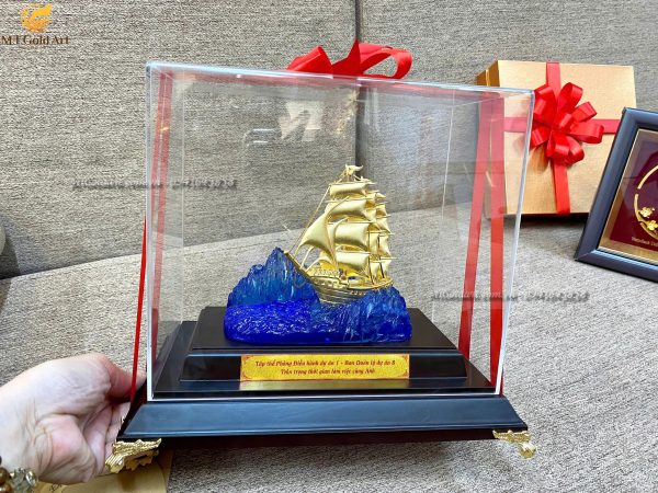quà tri ân sếp cao cấp ban quản lý dự án 8- mô hình thuyền dát vàng