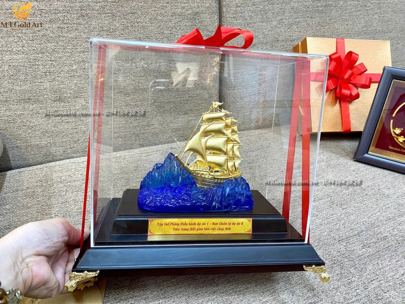 Quà Tri Ân Sếp Cao Cấp Bằng Mô Hình Thuyền Dát Vàng 24K Độc Đáo Từ MT Gold Art quà tri ân sếp cao cấp ban quản lý dự án 8- mô hình thuyền dát vàng