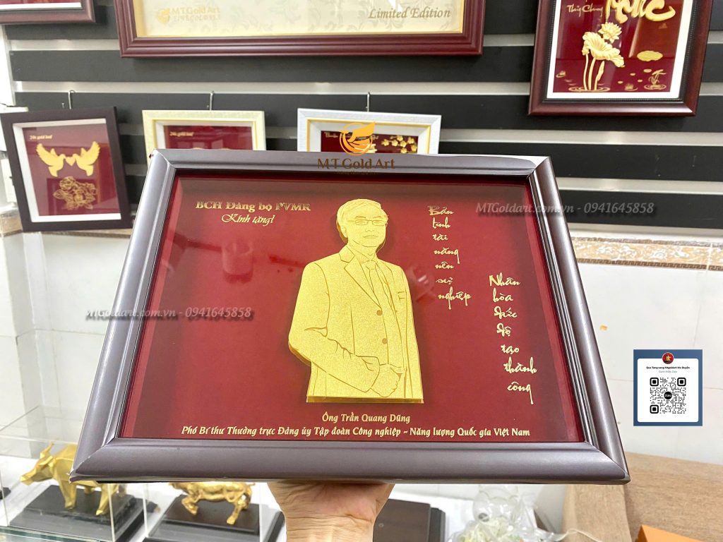 quà tặng lãnh đạo đối tác- ông Trần Quang Dũng- tranh chân dung dát vàng