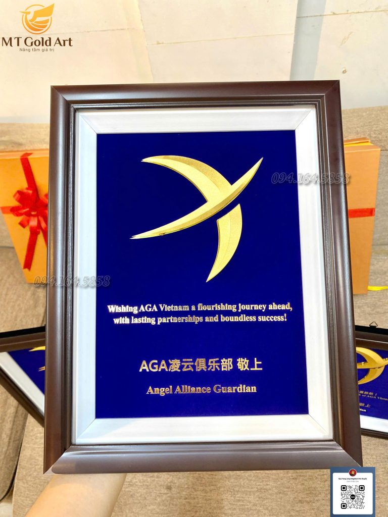 Quà tặng cao cấp cho đối tác- tranh logo công ty AGA dát vàng