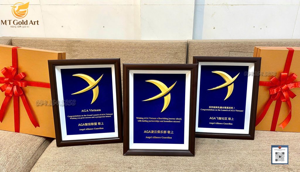 Quà tặng cao cấp cho đối tác- tranh logo công ty AGA dát vàng